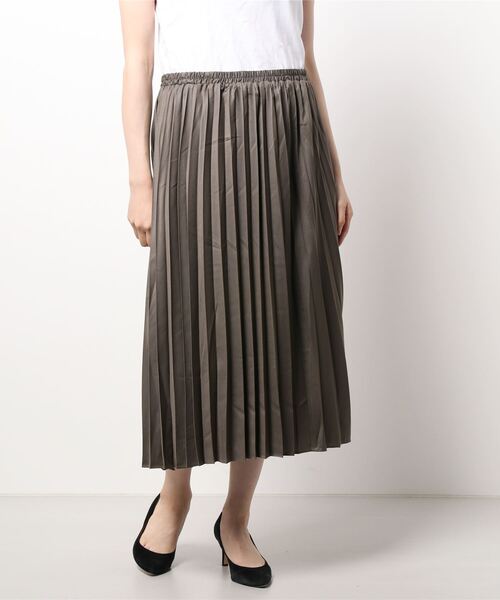 BELLUNA(ベルーナ)の「レザー調サテン素材プリーツスカート(スカート・レディース・ブラック/キャメル/チャコール/ピンクベージュ・SMALL/MEDIUM/LARGE/X-LARGE)」の17枚目の写真