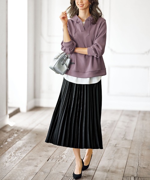 BELLUNA(ベルーナ)の「レザー調サテン素材プリーツスカート(スカート・レディース・ブラック/キャメル/チャコール/ピンクベージュ・SMALL/MEDIUM/LARGE/X-LARGE)」の9枚目の写真