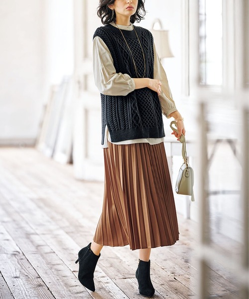 BELLUNA(ベルーナ)の「レザー調サテン素材プリーツスカート(スカート・レディース・ブラック/キャメル/チャコール/ピンクベージュ・SMALL/MEDIUM/LARGE/X-LARGE)」の12枚目の写真