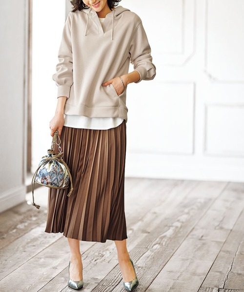 BELLUNA(ベルーナ)の「レザー調サテン素材プリーツスカート(スカート・レディース・ブラック/キャメル/チャコール/ピンクベージュ・SMALL/MEDIUM/LARGE/X-LARGE)」の11枚目の写真