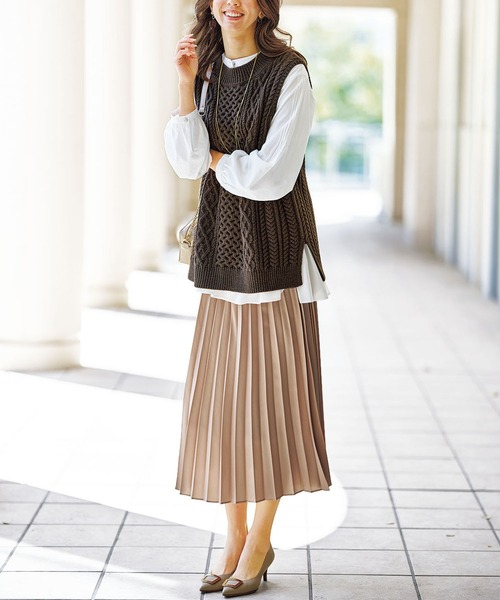 BELLUNA(ベルーナ)の「レザー調サテン素材プリーツスカート(スカート・レディース・ブラック/キャメル/チャコール/ピンクベージュ・SMALL/MEDIUM/LARGE/X-LARGE)」の14枚目の写真