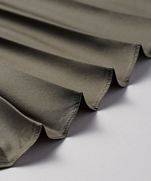 BELLUNA(ベルーナ)の「レザー調サテン素材プリーツスカート(スカート・レディース・ブラック/キャメル/チャコール/ピンクベージュ・SMALL/MEDIUM/LARGE/X-LARGE)」の15枚目の写真