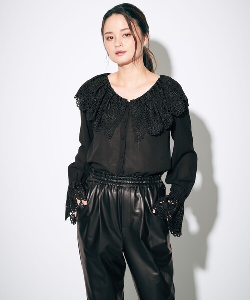 Diagram(ダイアグラム)の「シェル刺繍ブラウス(シャツ/ブラウス・レディース・ブラック/キナリ・36)」の1枚目の写真