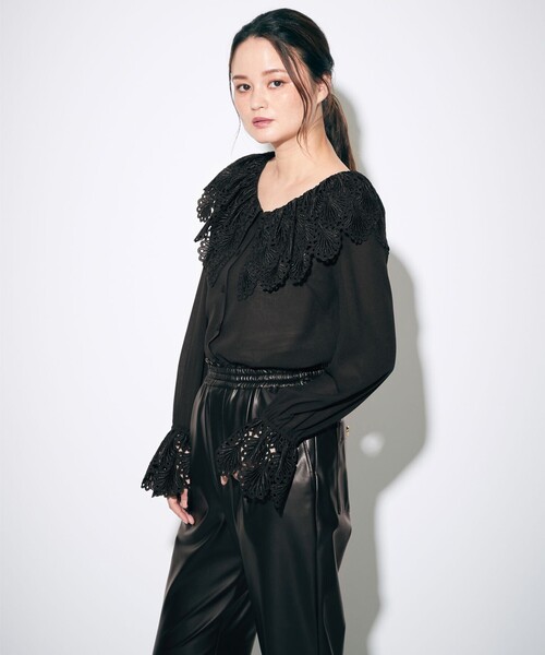 Diagram(ダイアグラム)の「シェル刺繍ブラウス(シャツ/ブラウス・レディース・ブラック/キナリ・36)」の8枚目の写真