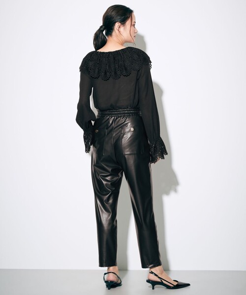 Diagram(ダイアグラム)の「シェル刺繍ブラウス(シャツ/ブラウス・レディース・ブラック/キナリ・36)」の3枚目の写真