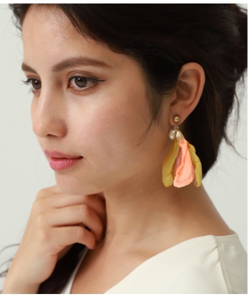 Alluge（アルージュ）の「淡水パール×ぺタルピアス（ピアス（両耳用）・レディース・オリーブ/マスタード・FREE）」の5枚目の写真