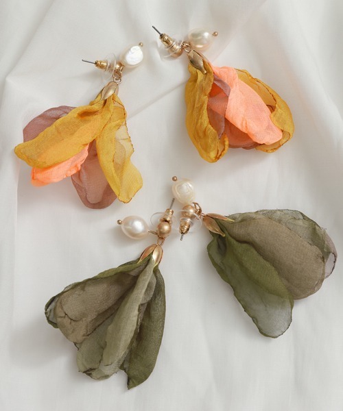 Alluge（アルージュ）の「淡水パール×ぺタルピアス（ピアス（両耳用）・レディース・オリーブ/マスタード・FREE）」の6枚目の写真