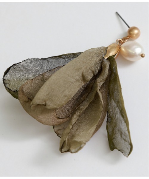 Alluge（アルージュ）の「淡水パール×ぺタルピアス（ピアス（両耳用）・レディース・オリーブ/マスタード・FREE）」の3枚目の写真