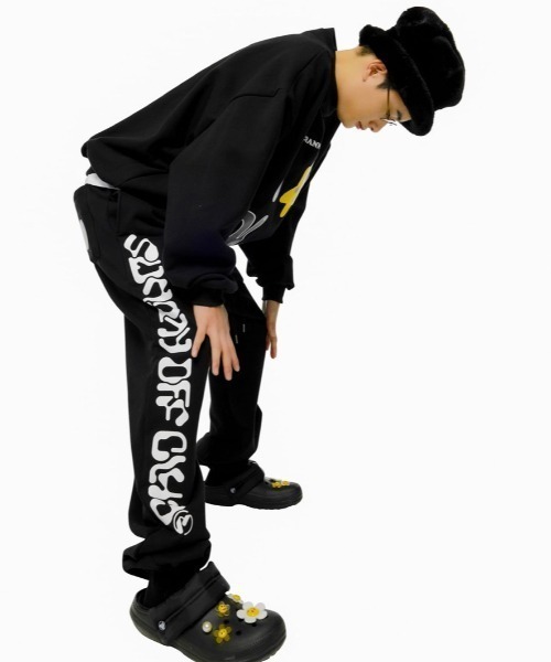 SUNDAYOFFCLUB(サンデイオフクラブ)の「【SUNDAY OFF CLUB/サンデーオフクラブ】'Shooting star artwork heavy-weight fleece sweatshirt プリント アートワーク スウェット シャツ(スウェット・メンズ・ブラック・M/L)」の2枚目の写真