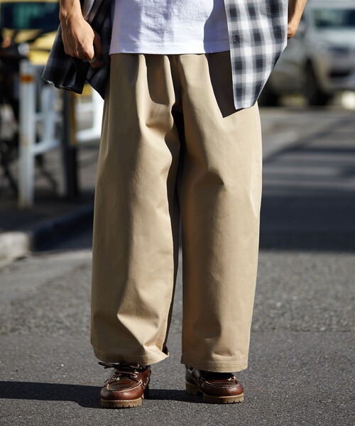 FREAK'S STORE（フリークスストア）の「WEB限定 タックワイドストレートシルエット ワークパンツ/TCツイル/デニム/チノパンツ（チノパンツ・メンズ・ライトインディゴブルー/ベージュ/ダークインディゴブルー/ブラック/オフホワイト/オリーブ・LARGE/SMALL/MEDIUM）」の19枚目の写真