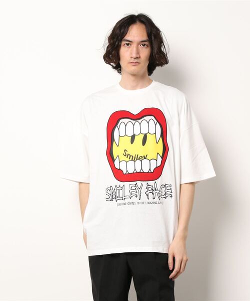 JUGLANS(ユグランス)の「【SMILEY FACE】スマイルリップTシャツ/ドロップショルダーシルエット/メンズ(Tシャツ/カットソー・メンズ・チャコール/ホワイト/ブラック・M/L)」の1枚目の写真