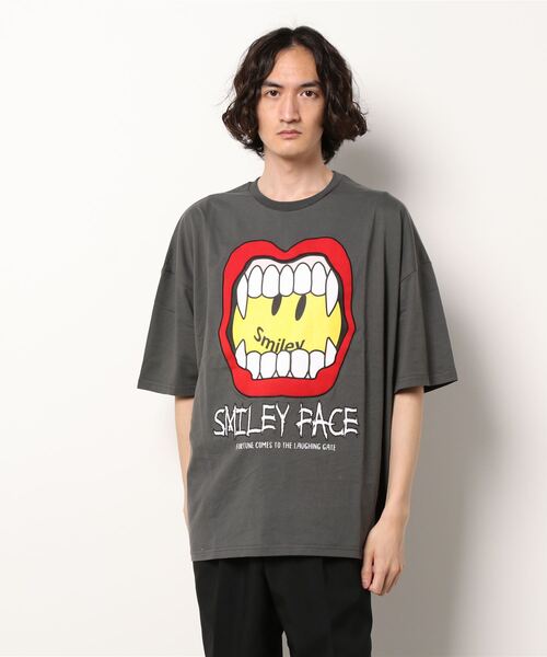 JUGLANS(ユグランス)の「【SMILEY FACE】スマイルリップTシャツ/ドロップショルダーシルエット/メンズ(Tシャツ/カットソー・メンズ・チャコール/ホワイト/ブラック・M/L)」の3枚目の写真