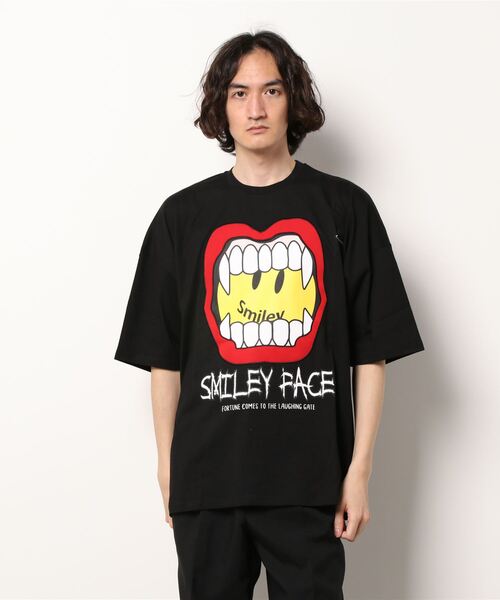 JUGLANS(ユグランス)の「【SMILEY FACE】スマイルリップTシャツ/ドロップショルダーシルエット/メンズ(Tシャツ/カットソー・メンズ・チャコール/ホワイト/ブラック・M/L)」の2枚目の写真