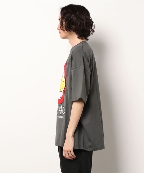 JUGLANS(ユグランス)の「【SMILEY FACE】スマイルリップTシャツ/ドロップショルダーシルエット/メンズ(Tシャツ/カットソー・メンズ・チャコール/ホワイト/ブラック・M/L)」の4枚目の写真