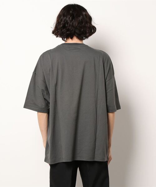 JUGLANS(ユグランス)の「【SMILEY FACE】スマイルリップTシャツ/ドロップショルダーシルエット/メンズ(Tシャツ/カットソー・メンズ・チャコール/ホワイト/ブラック・M/L)」の5枚目の写真