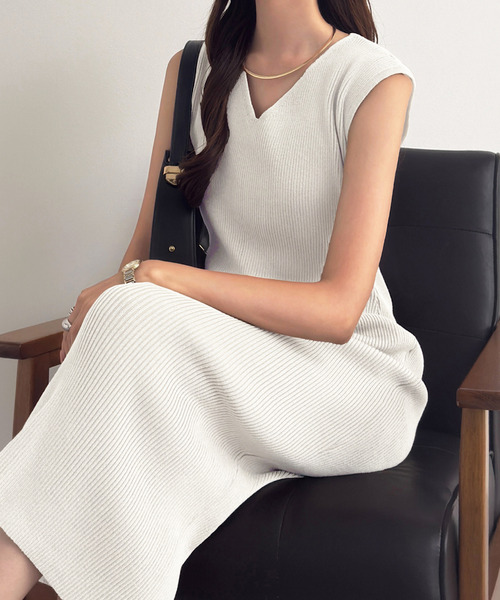 KOBE LETTUCE（コウベレタス）の「［ 岡部あゆみさんコラボ ］選べるネックとタイプ リブニットノースリーブワンピース（ワンピース・レディース・ホワイト系/ホワイト系1/ブラック系/ブラウン系/ネイビー系/ブラック/ネイビー/モカ/グレー系/ボルドー/ベージュ/ワイン系/ベージュ系/グレー系1/ブラック系1/グレー系3/ネイビー系1/グレー系5/ブルー系1/グレー系4/ピンク系1/ブラウン系1/ホワイト系その他/ホワイト系その他2/ピンク系2/ピンク系/ブルー系2/オフホワイト/ブルー系/オレンジ/ミント/グリーン系1/オレンジ系1/グリーン系2/オレンジ系2/ホワイト系その他5/ブラック系5/ホワイト系その他6/アイボリー系4/アイボリー系5/グレー系その他/ブラック系4/グレー系その他6/グリーン系その他6/アイボリー系/グリーン系その他5/アイボリー系1/グレー系その他5/グリーン系その他/グレー系その他2/グリーン系その他2/グレー系その他3/グレー系その他4/ホワイト系その他3/ホワイト系その他4/ブラック系3/ブラック系2/アイボリー系2/アイボリー系3/グリーン系その他4/グリーン系その他3/ブラック系6/ホワイト系2/ブラック系7/ホワイト×ブラック/ライトベージュ/ホワイト系5/ベージュ系3/ホワイト系3/グレー系7/ベージュ系1/アイボリー系7/ベージュ系2/ホワイト系6/グレー系6/ホワイト系4/アイボリー系6/ホワイト系7/ベージュ系4/ホワイト系8/ベージュ系5/ブルー系4/ライトブルー/ブルー系7/ブルー系6/ブルー系3/ブルー系5・1/2/3/A/B/#1/#2/Ⅰ/Ⅱ）」の7枚目の写真