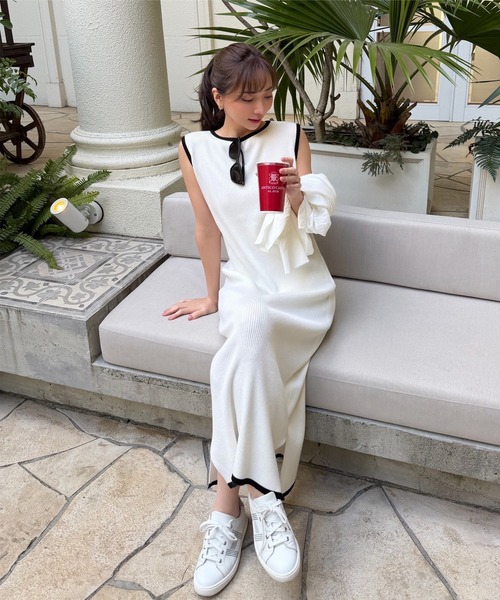 KOBE LETTUCE（コウベレタス）の「［ 岡部あゆみさんコラボ ］選べるネックとタイプ リブニットノースリーブワンピース（ワンピース・レディース・ホワイト系/ホワイト系1/ブラック系/ブラウン系/ネイビー系/ブラック/ネイビー/モカ/グレー系/ボルドー/ベージュ/ワイン系/ベージュ系/グレー系1/ブラック系1/グレー系3/ネイビー系1/グレー系5/ブルー系1/グレー系4/ピンク系1/ブラウン系1/ホワイト系その他/ホワイト系その他2/ピンク系2/ピンク系/ブルー系2/オフホワイト/ブルー系/オレンジ/ミント/グリーン系1/オレンジ系1/グリーン系2/オレンジ系2/ホワイト系その他5/ブラック系5/ホワイト系その他6/アイボリー系4/アイボリー系5/グレー系その他/ブラック系4/グレー系その他6/グリーン系その他6/アイボリー系/グリーン系その他5/アイボリー系1/グレー系その他5/グリーン系その他/グレー系その他2/グリーン系その他2/グレー系その他3/グレー系その他4/ホワイト系その他3/ホワイト系その他4/ブラック系3/ブラック系2/アイボリー系2/アイボリー系3/グリーン系その他4/グリーン系その他3/ブラック系6/ホワイト系2/ブラック系7/ホワイト×ブラック/ライトベージュ/ホワイト系5/ベージュ系3/ホワイト系3/グレー系7/ベージュ系1/アイボリー系7/ベージュ系2/ホワイト系6/グレー系6/ホワイト系4/アイボリー系6/ホワイト系7/ベージュ系4/ホワイト系8/ベージュ系5/ブルー系4/ライトブルー/ブルー系7/ブルー系6/ブルー系3/ブルー系5/ピンク系4/レッド系1/ピンク系5/レッド系2/ピンク系6/レッド系3/ピンク系7/レッド系4/ピンクベージュ/レッド/ピンク系3/レッド系・1/2/3/A/B/#1/#2/Ⅰ/Ⅱ）」の3枚目の写真