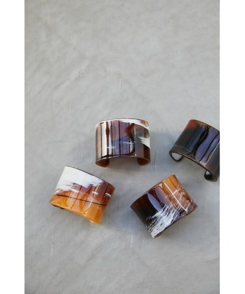 STYLEMIXER（スタイルミキサー）の「マーブルワイドバングル（バングル/リストバンド・レディース・ライトブラウン/ベージュ・FREE）」の2枚目の写真