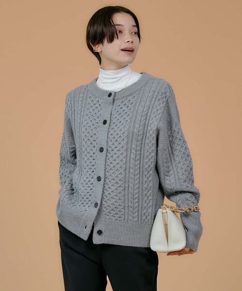 UNFILO(アンフィーロ)の「2WAY ケーブルニット(ニット/セーター・レディース・ライトグレー系/アイボリー系・SMALL/MEDIUM)」の2枚目の写真