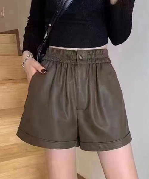SPIGA(スピーガ)の「フェイクレザーショートパンツ(その他パンツ・レディース・オフホワイト/ブラック/ブラウン・SMALL/MEDIUM)」の3枚目の写真