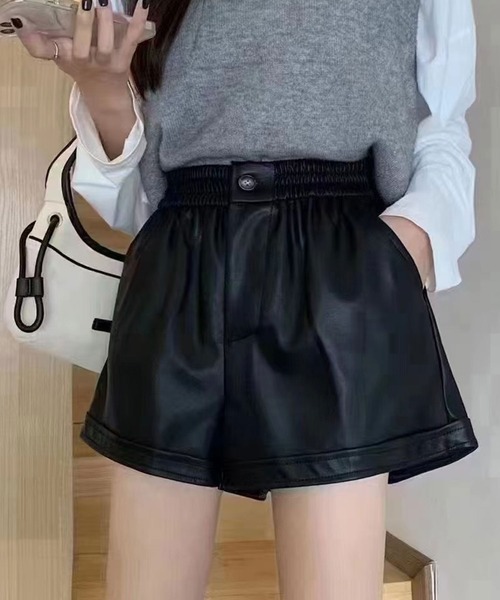 SPIGA(スピーガ)の「フェイクレザーショートパンツ(その他パンツ・レディース・オフホワイト/ブラック/ブラウン・SMALL/MEDIUM)」の1枚目の写真