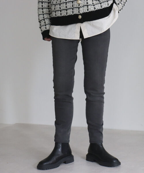 fredy emue（フレディエミュ）の「裏起毛スキニーパンツ（デニムパンツ・レディース・ブラック/チャコールグレー・36/38）」の12枚目の写真