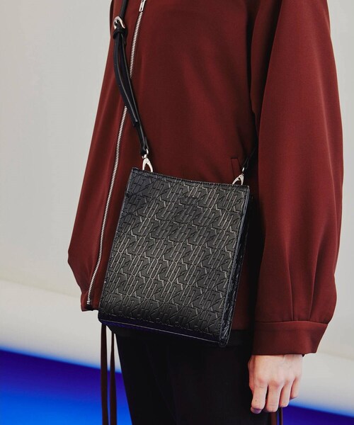 tk.TAKEO KIKUCHI（ティーケータケオキクチ）の「◆スクエアボックスショルダーバッグ（ユニセックスアイテム）（ショルダーバッグ・メンズ・ブラック/ブラック系3/ブラック系/ブラウン系その他6/ダークグリーン系/ブラック系1/ベージュ/ベージュ系4/ブラック系5/ブラック系6/シルバー系/ブラック系7/ライトパープル/ブラック系4/ブラック系8/ネイビー系4・00）」の4枚目の写真