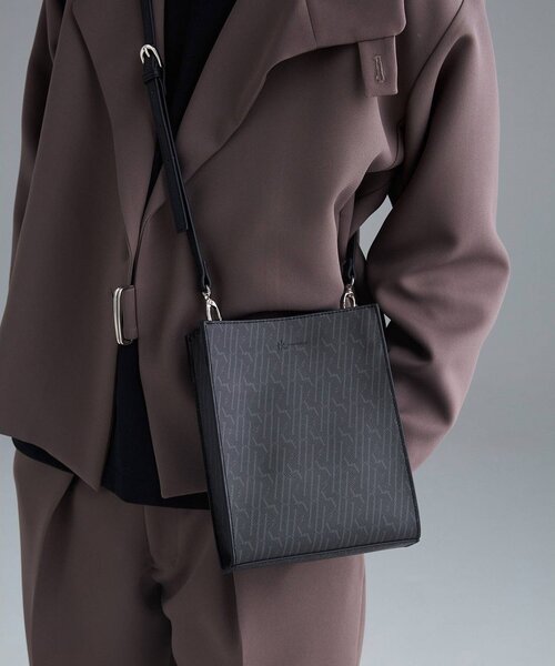 tk.TAKEO KIKUCHI（ティーケータケオキクチ）の「◆スクエアボックスショルダーバッグ（ユニセックスアイテム）（ショルダーバッグ・メンズ・ブラック/ブラック系3/ブラック系/ブラウン系その他6/ダークグリーン系/ブラック系1/ベージュ/ベージュ系4/ブラック系5/ブラック系6/シルバー系/ブラック系7/ライトパープル/ブラック系4/ブラック系8/ネイビー系4・00）」の5枚目の写真