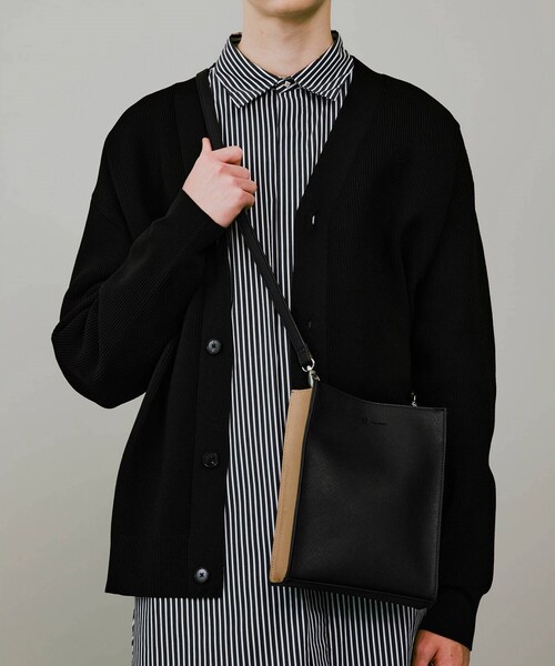 tk.TAKEO KIKUCHI（ティーケータケオキクチ）の「◆スクエアボックスショルダーバッグ（ユニセックスアイテム）（ショルダーバッグ・メンズ・ブラック/ブラック系3/ブラック系/ブラウン系その他6/ダークグリーン系/ブラック系1/ベージュ/ベージュ系4/ブラック系5/ブラック系6/シルバー系/ブラック系7/ライトパープル/ブラック系4/ブラック系8/ネイビー系4・00）」の7枚目の写真