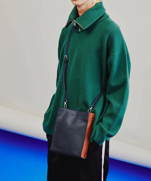 tk.TAKEO KIKUCHI（ティーケータケオキクチ）の「◆スクエアボックスショルダーバッグ（ユニセックスアイテム）（ショルダーバッグ・メンズ・ブラック/ブラック系3/ブラック系/ブラウン系その他6/ダークグリーン系/ブラック系1/ベージュ/ベージュ系4/ブラック系5/ブラック系6/シルバー系/ブラック系7/ライトパープル/ブラック系4/ブラック系8/ネイビー系4・00）」の14枚目の写真