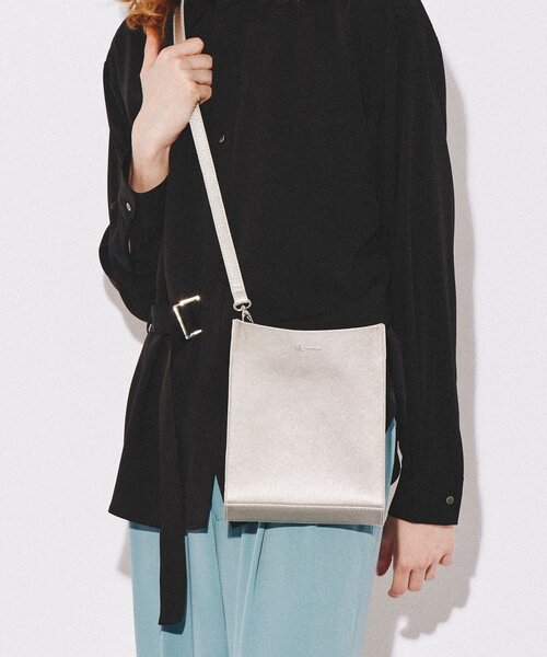 tk.TAKEO KIKUCHI（ティーケータケオキクチ）の「◆スクエアボックスショルダーバッグ（ユニセックスアイテム）（ショルダーバッグ・メンズ・ブラック/ブラック系3/ブラック系/ブラウン系その他6/ダークグリーン系/ブラック系1/ベージュ/ベージュ系4/ブラック系5/ブラック系6/シルバー系/ブラック系7/ライトパープル/ブラック系4/ブラック系8/ネイビー系4・00）」の16枚目の写真