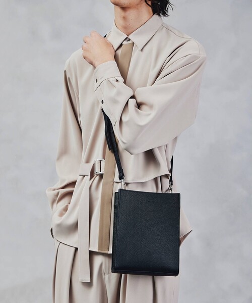 tk.TAKEO KIKUCHI（ティーケータケオキクチ）の「◆スクエアボックスショルダーバッグ（ユニセックスアイテム）（ショルダーバッグ・メンズ・ブラック/ブラック系3/ブラック系/ブラウン系その他6/ダークグリーン系/ブラック系1/ベージュ/ベージュ系4/ブラック系5/ブラック系6/シルバー系/ブラック系7/ライトパープル/ブラック系4/ブラック系8/ネイビー系4・00）」の3枚目の写真