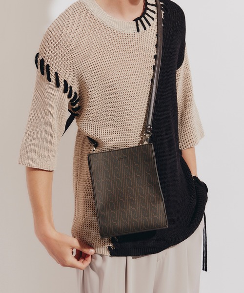 tk.TAKEO KIKUCHI（ティーケータケオキクチ）の「◆スクエアボックスショルダーバッグ（ユニセックスアイテム）（ショルダーバッグ・メンズ・ブラック/ブラック系3/ブラック系/ブラウン系その他6/ダークグリーン系/ブラック系1/ベージュ/ベージュ系4/ブラック系5/ブラック系6/シルバー系/ブラック系7/ライトパープル/ブラック系4/ブラック系8/ネイビー系4・00）」の10枚目の写真