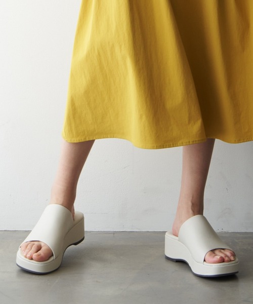 ikka(イッカ)の「スライドサボサンダル(サンダル・レディース・ベージュ/オフホワイト/ブラック・M/L)」の2枚目の写真