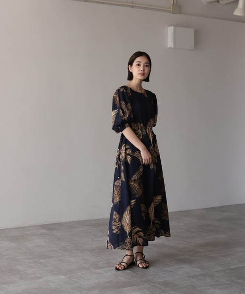 HERENCIA（ヘレンチア）の「ショルダー スリット ドローストリング ボタニカル柄 ワンピース ドレス（ドレス・レディース・ネイビー・FREE）」の7枚目の写真