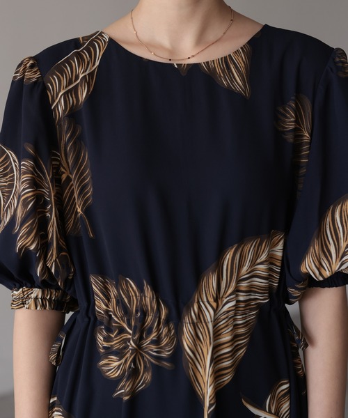 HERENCIA（ヘレンチア）の「ショルダー スリット ドローストリング ボタニカル柄 ワンピース ドレス（ドレス・レディース・ネイビー・FREE）」の14枚目の写真