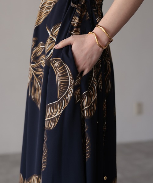 HERENCIA（ヘレンチア）の「ショルダー スリット ドローストリング ボタニカル柄 ワンピース ドレス（ドレス・レディース・ネイビー・FREE）」の3枚目の写真