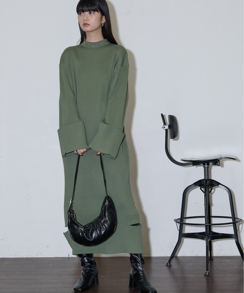 THE YOn（ザヨン）の「スラッシュヘムワイドカフリブニットワンピース（ワンピース・レディース・ブラック/カーキ/アイボリー・FREE）」の3枚目の写真