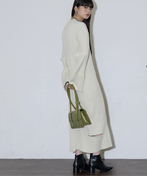 THE YOn（ザヨン）の「スラッシュヘムワイドカフリブニットワンピース（ワンピース・レディース・ブラック/カーキ/アイボリー・FREE）」の6枚目の写真