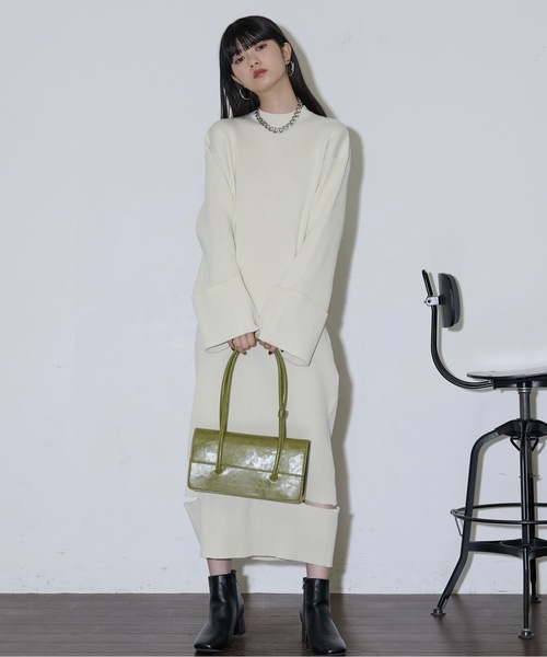 THE YOn（ザヨン）の「スラッシュヘムワイドカフリブニットワンピース（ワンピース・レディース・ブラック/カーキ/アイボリー・FREE）」の5枚目の写真