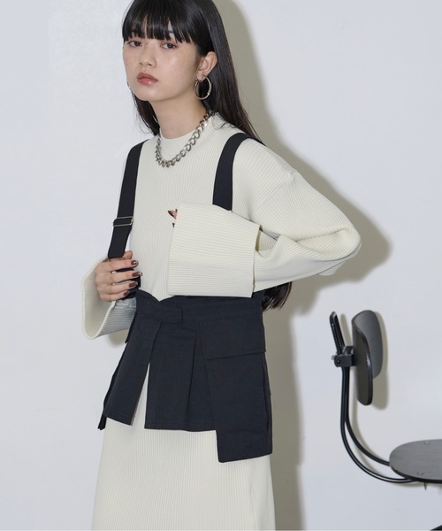 THE YOn（ザヨン）の「スラッシュヘムワイドカフリブニットワンピース（ワンピース・レディース・ブラック/カーキ/アイボリー・FREE）」の11枚目の写真