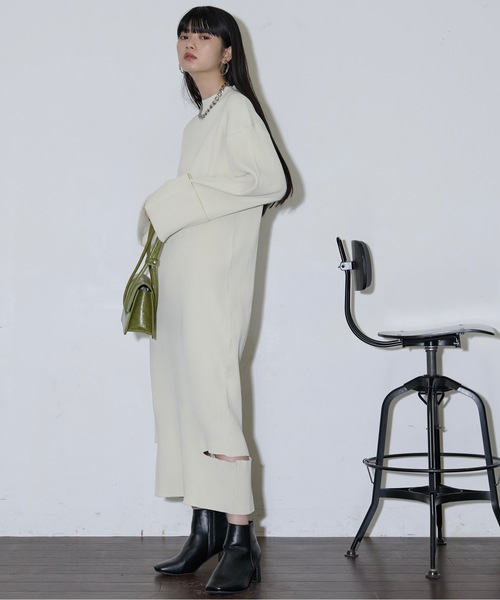 THE YOn（ザヨン）の「スラッシュヘムワイドカフリブニットワンピース（ワンピース・レディース・ブラック/カーキ/アイボリー・FREE）」の4枚目の写真