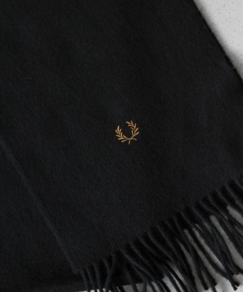 FRED PERRY(フレッドペリー)の「FRED PERRY LAMB WOOL SCARF(マフラー・メンズ・ブラック・ONE SIZE)」の2枚目の写真