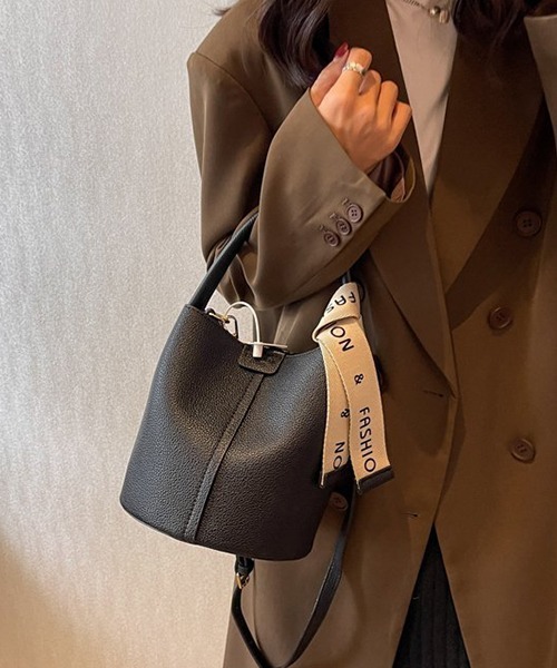 c.u.l（シーユーエル）の「着脱可能リボン付き レザーライク ショルダーバケツバッグ cula749（ショルダーバッグ・レディース・ベージュ/ブラック/ブラウン・FREE）」の7枚目の写真