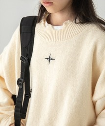 不規則ダメージ加工 ワンポイント刺繍クルーネックニットセーター