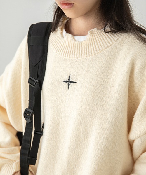 Ressaca(レサーカ)の「不規則ダメージ加工 ワンポイント刺繍クルーネックニットセーター(ニット/セーター・メンズ・オフホワイト/ブラック・L/M/XL)」の1枚目の写真