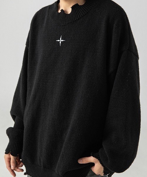 Ressaca(レサーカ)の「不規則ダメージ加工 ワンポイント刺繍クルーネックニットセーター(ニット/セーター・メンズ・オフホワイト/ブラック・L/M/XL)」の2枚目の写真
