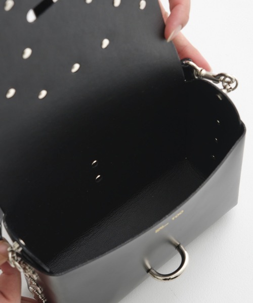 TOGA PULLA（トーガ　プルラ）の「【TOGA PULLA/トーガプルラ】Chain bag/チェーンレザーショルダーバッグ/TZ241-AG948（ショルダーバッグ・レディース・ホワイト/ブラック・FREE）」の8枚目の写真