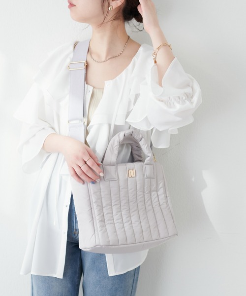 natural couture(ナチュラルクチュール)の「軽量キルトNショルダー(ショルダーバッグ・レディース・アイボリー/グレイッシュベージュ/サックスブルー/ブラック・FREE)」の4枚目の写真