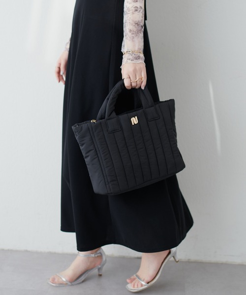 natural couture(ナチュラルクチュール)の「軽量キルトNショルダー(ショルダーバッグ・レディース・アイボリー/グレイッシュベージュ/サックスブルー/ブラック・FREE)」の1枚目の写真